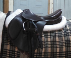 Non-slip half pad with pockets and sheepskin trim (17.5-inch Prestige hunter classic saddle with a forward flap (AA)